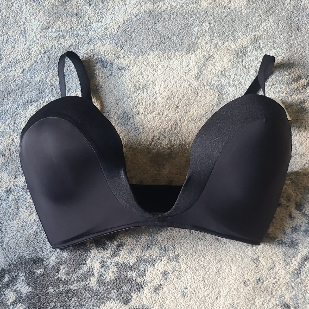 Wonderbra Sleek Black Plunge Bra